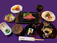 小山市の老舗の和牛料理(ステーキ・しゃぶしゃぶ・すき焼き)のお店「二本松」。ステーキ会席の画像。