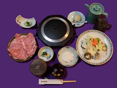 小山市の老舗の和牛料理(ステーキ・しゃぶしゃぶ・すき焼き)のお店「二本松」。すき焼きセットの画像。