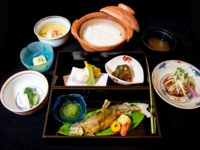 小山市の老舗の和牛料理(ステーキ・しゃぶしゃぶ・すき焼き)のお店「二本松」。季節の和定食・蒸し寿司の画像。