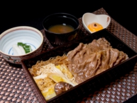 小山市の老舗の和牛料理(ステーキ・しゃぶしゃぶ・すき焼き)のお店「二本松」。すき焼き重の画像。